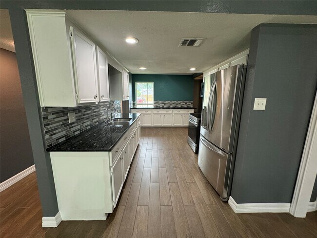 Building Photo - 12707 Nyack Dr