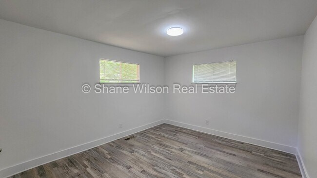 Building Photo - Move in special! 1/2 off the first month's rent!   Recently renovated 3 BR/ 1 BA home.  Big front...