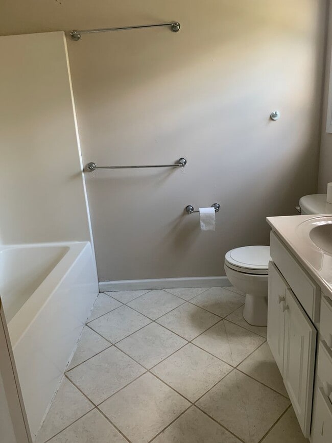 Building Photo - 3 Bedroom 2 Bath Home in Manteo Available ...