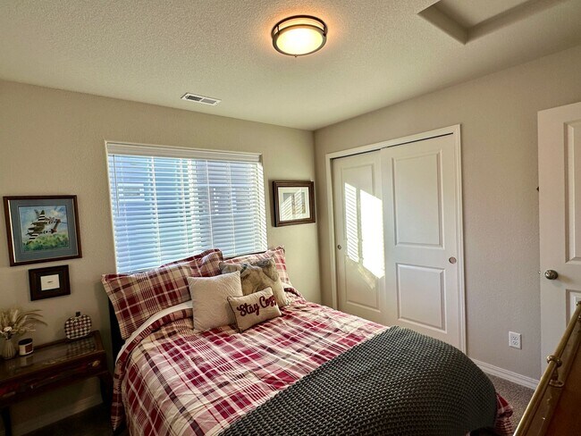 Building Photo - FANTASTIC 3BD/2.5BA w/ A/C in Patriot Park