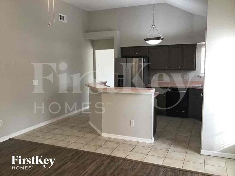 Building Photo - 1575 Pine Ct