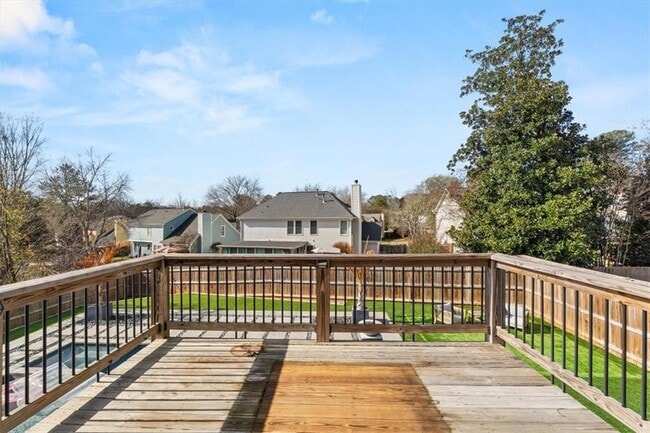 Building Photo - 425 Mikasa Dr