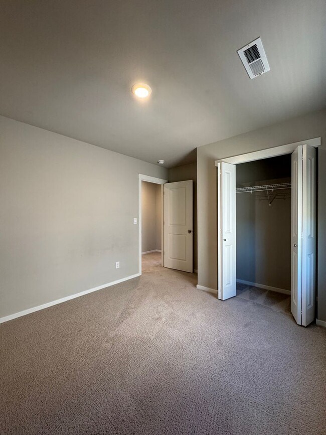 Building Photo - Modern 4-Bed Home for Rent