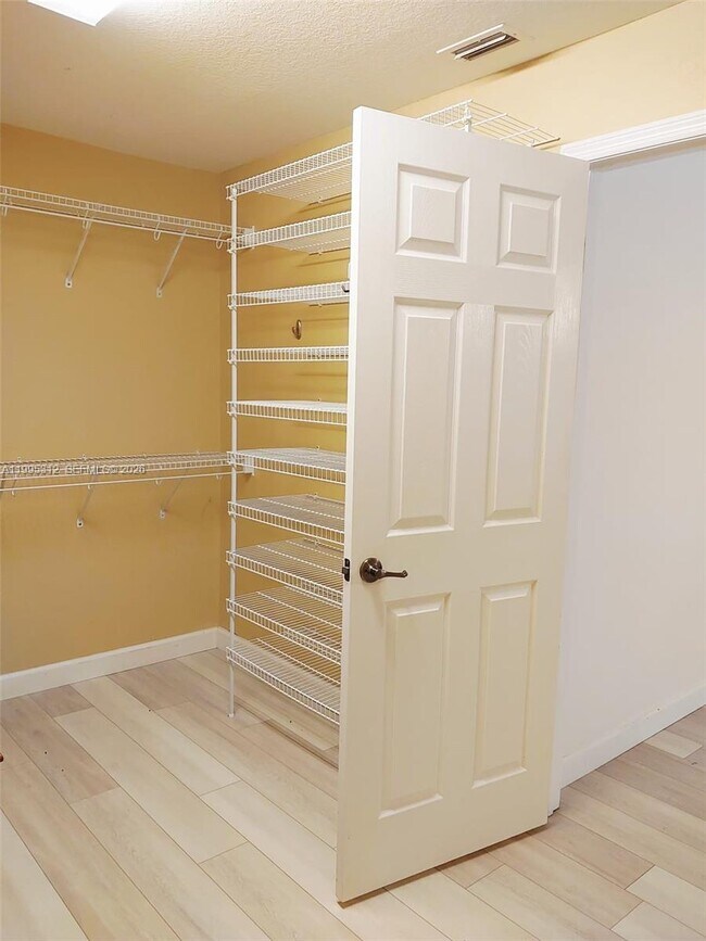 Building Photo - 4031 Santa Barbara Dr