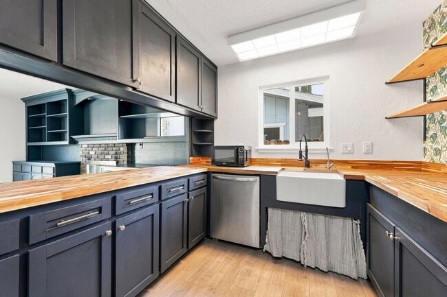 Building Photo - 6285 Edgewood Way