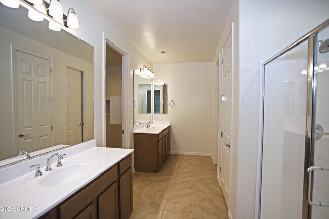 Building Photo - 977 W Finch Dr