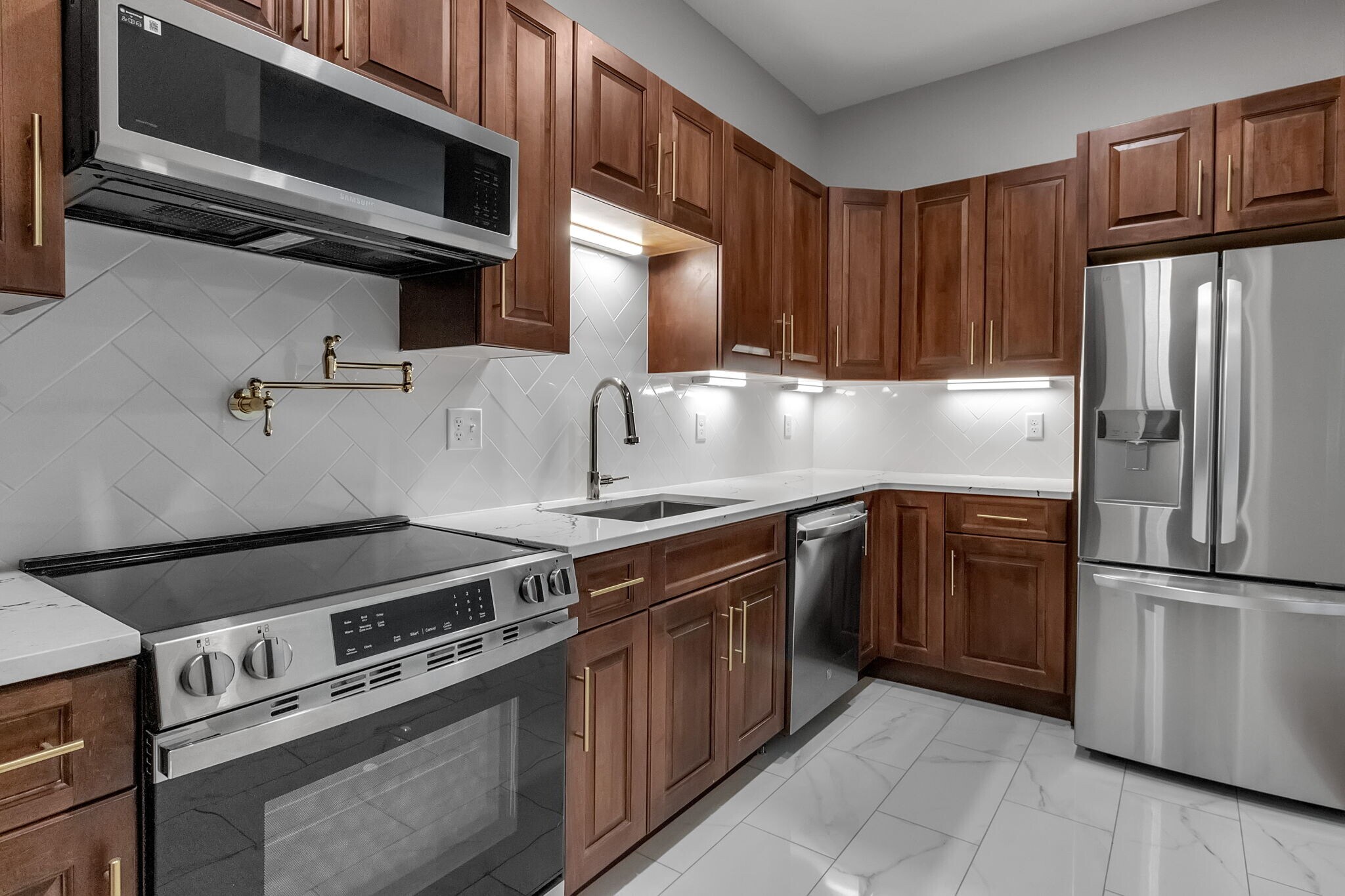 Building Photo - 670 Main St