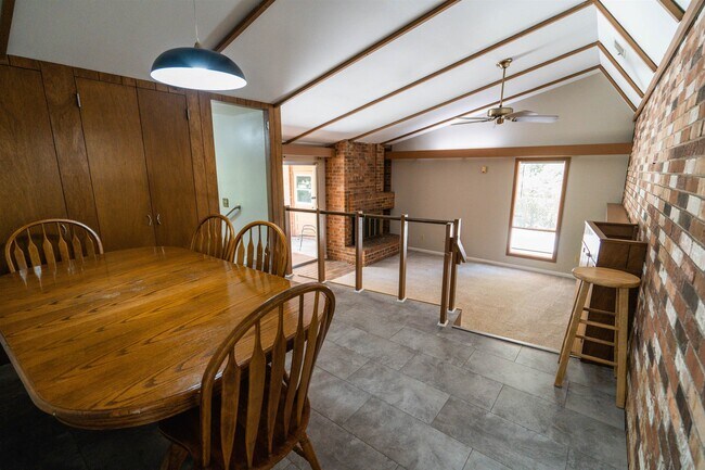 Building Photo - 2103 Evergreen Dr