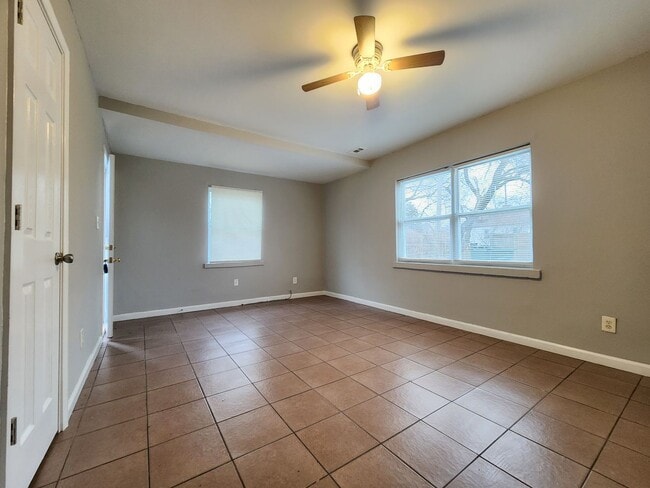 Building Photo - 634 S Wheatland Ave