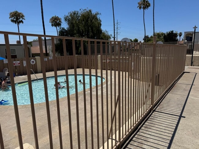 Building Photo - Townhome 3 bedroom 2 bath