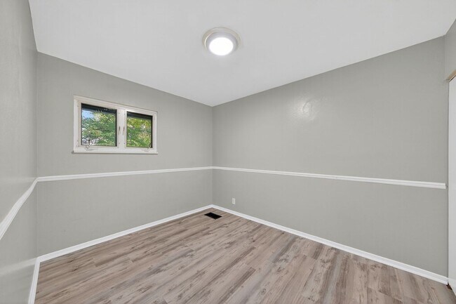 Building Photo - 138 Grampian Rd
