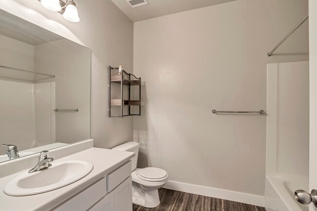 Building Photo - 64 W Silver Springs Dr