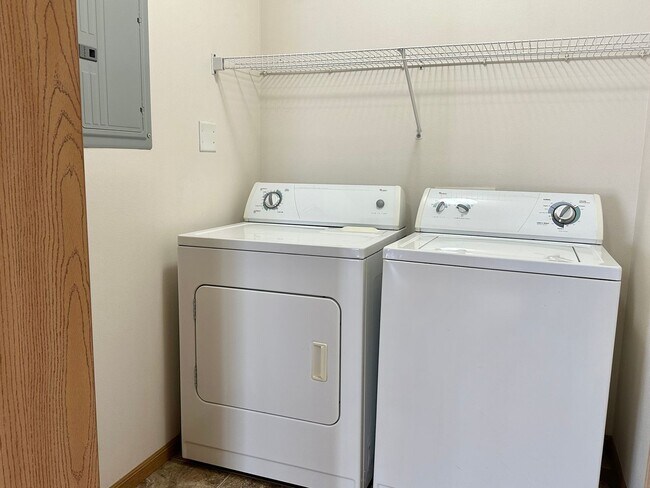 Building Photo - 2 Bedroom 2 Bath - South Fargo - April 1st