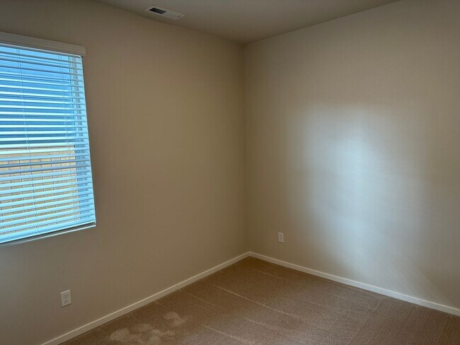 Building Photo - Newer single level 3-bedroom 2 bath house in Springfield!