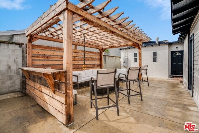 Building Photo - 5514 Woodman Ave