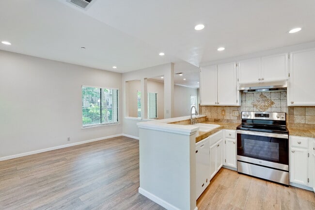 Building Photo - Large, Bright Sunnyvale Townhome near Border of Mountain View