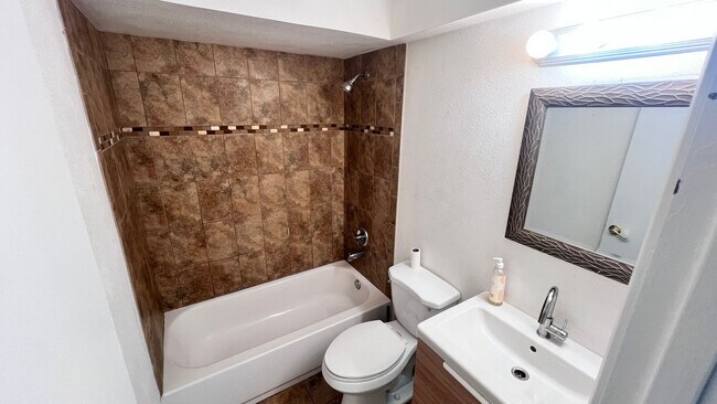 Building Photo - 2 Bedroom/1 Bath Townhome in Orlando!