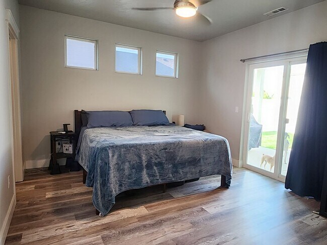 Building Photo - Home Sweet Home! Won't last long!