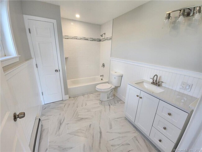 Building Photo - 120 Downing St