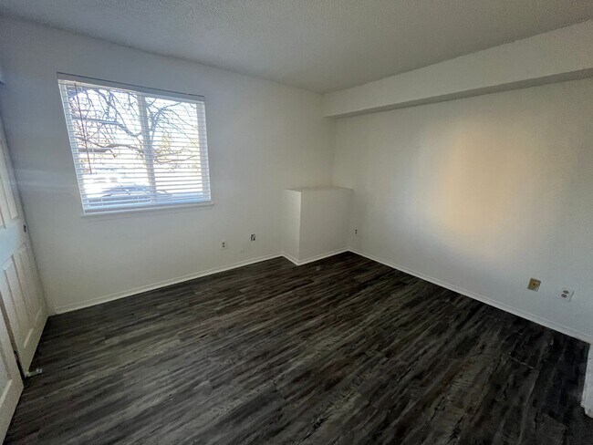 Building Photo - $500 Move in Special - 2 bed 2 bath condo 1st floor! washer/dryer in Unit