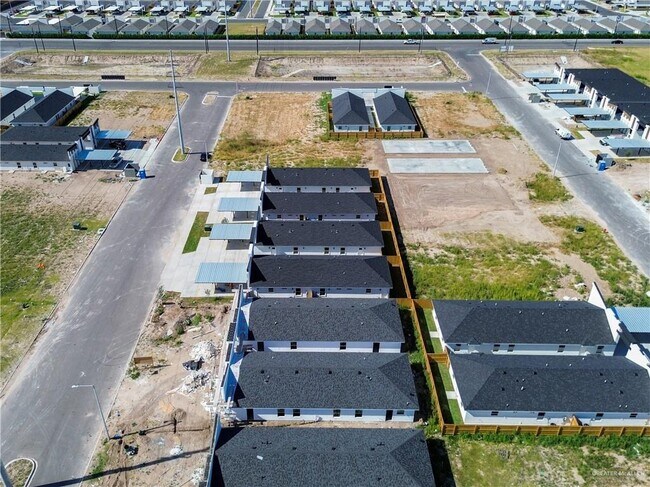 Building Photo - 604 N Onyx Ave