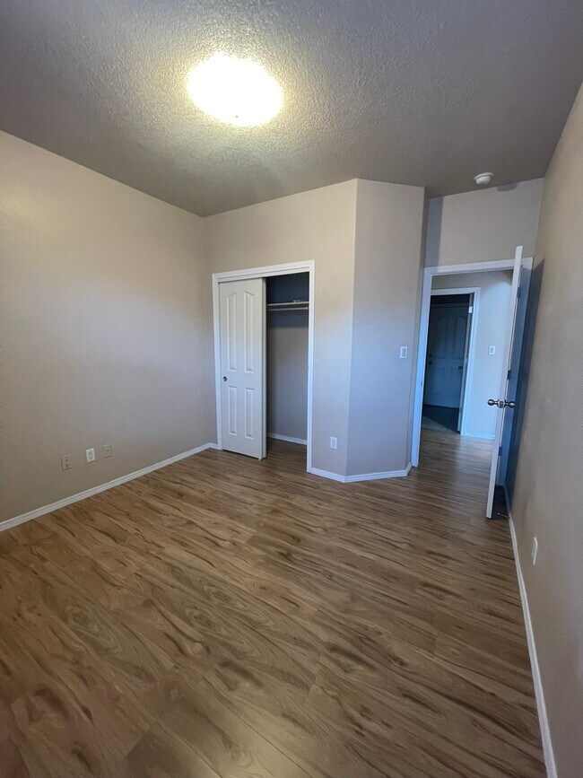 Building Photo - 919 Molten Pl NW