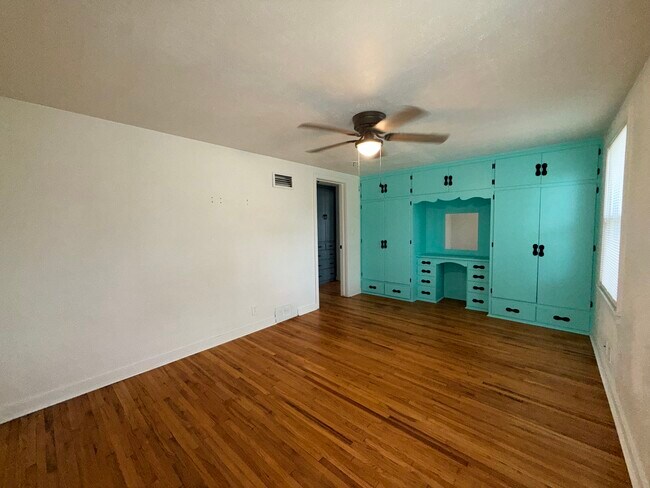 Building Photo - 1527 W 11th