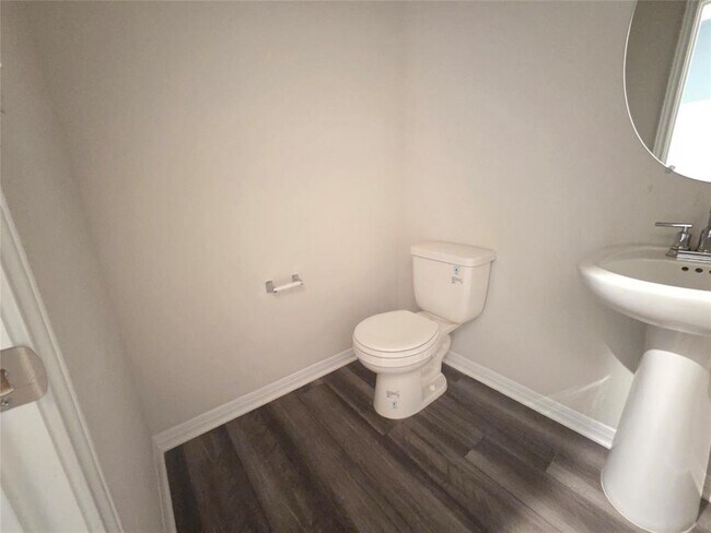 Building Photo - 220 Sun Grv Trl