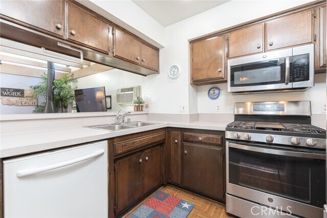 Building Photo - 112 31st St