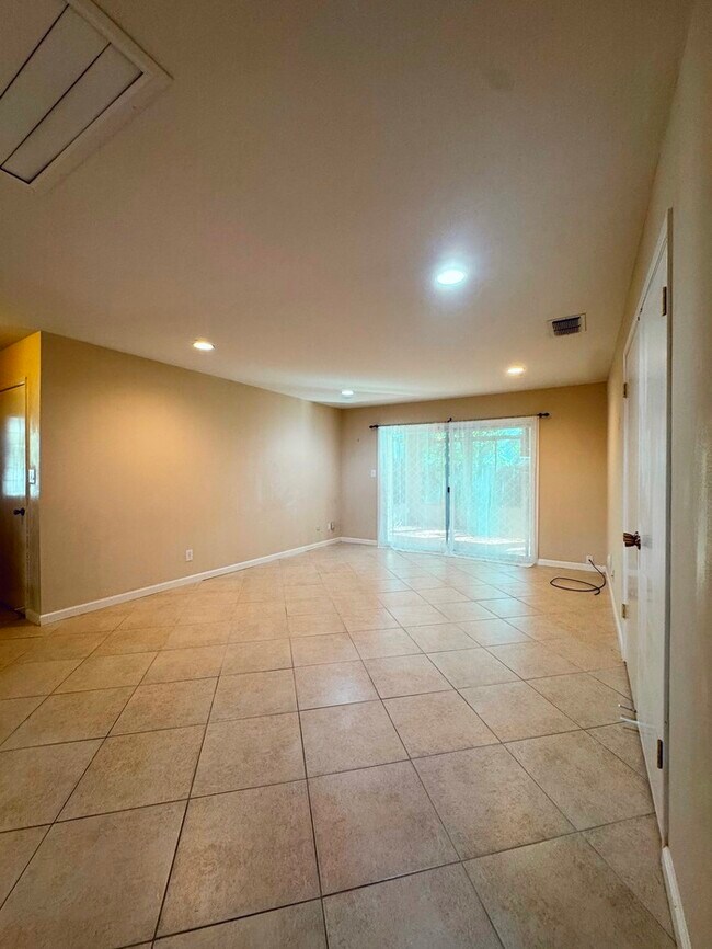 Building Photo - Charming , Spacious House for Rent in Rocklin