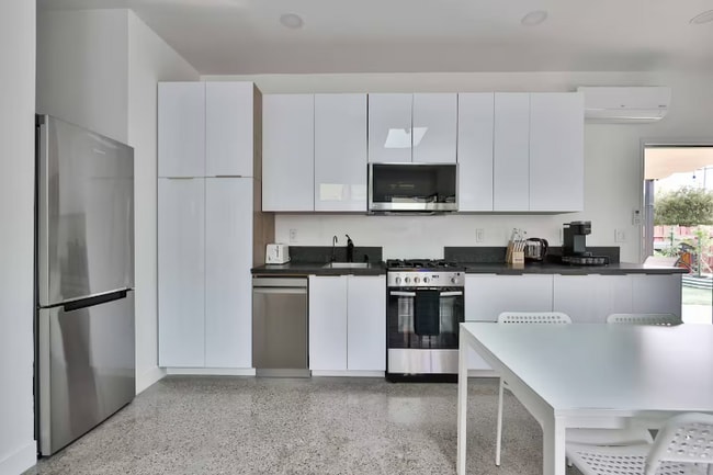 Building Photo - 3407 N Mountain View Dr