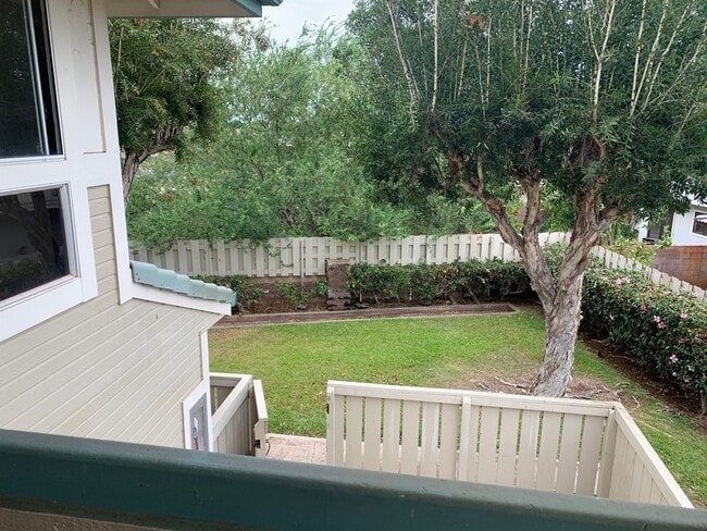 Building Photo - 2 bed 1 bath with 2 assigned parking in Ma...