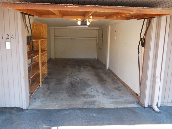 Building Photo - $2,500 - 2 Bed / 2 Bath Condo in East Clai...