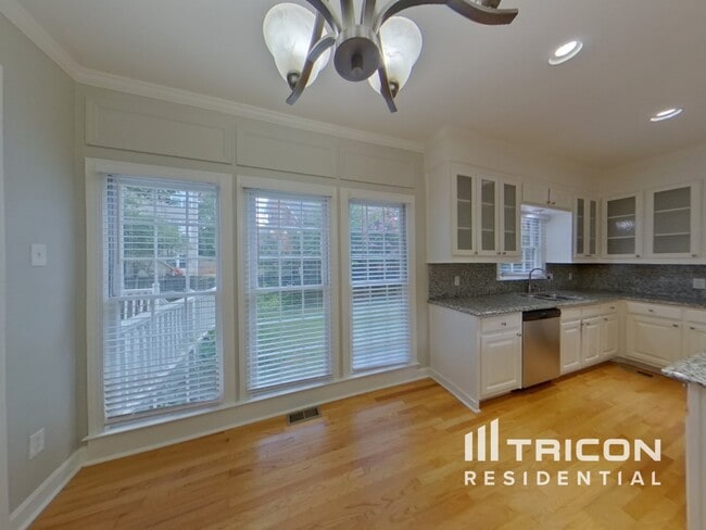 Building Photo - 5630 Vicarage Walk