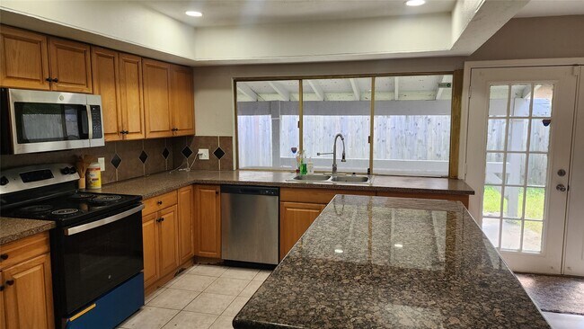 Building Photo - 2815 Quail Valley E Dr