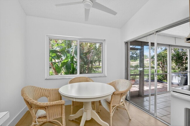 Building Photo - 708 Lago Rd