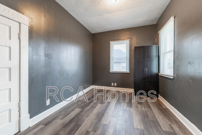 Building Photo - 3319 W 9th St