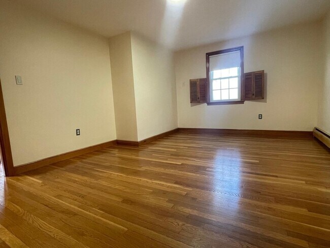 Building Photo - 84 Langley Rd