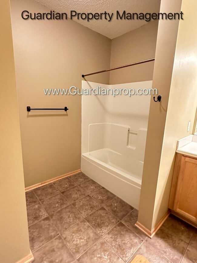 Building Photo - St Louis Park Town Home, Updated Kitchen, 2 Car Heated Garage, Walk Out Patio, Fireplace, W/D.