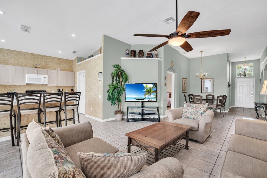Building Photo - 8144 Fan Palm Way