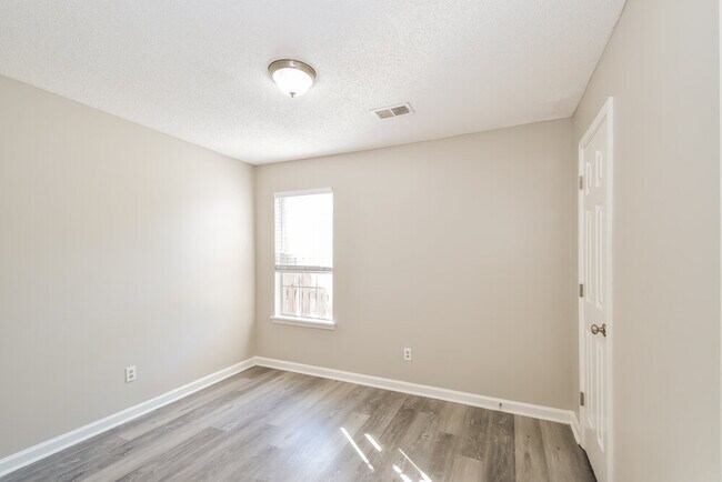 Building Photo - 8457 Regal Bend Dr