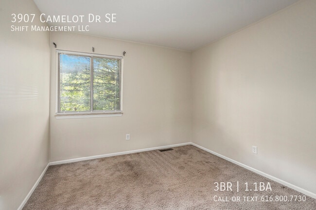 Building Photo - 3907 Camelot Dr SE