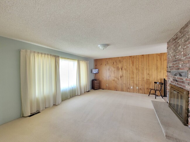 Building Photo - 511 W 45th Ave