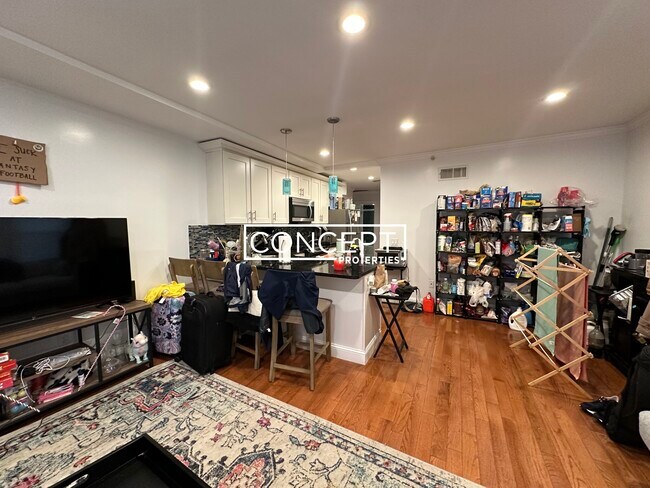 Building Photo - 108 Maverick St