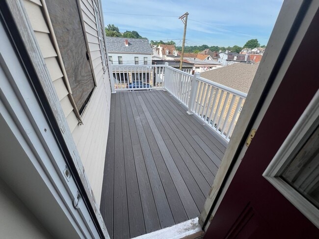 Building Photo - 206 Maple Ter