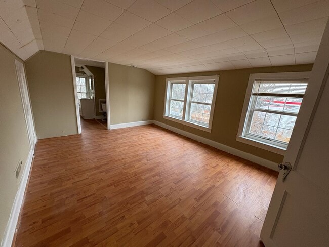 Building Photo - Quaint Brick Cottage w/Covered Parking