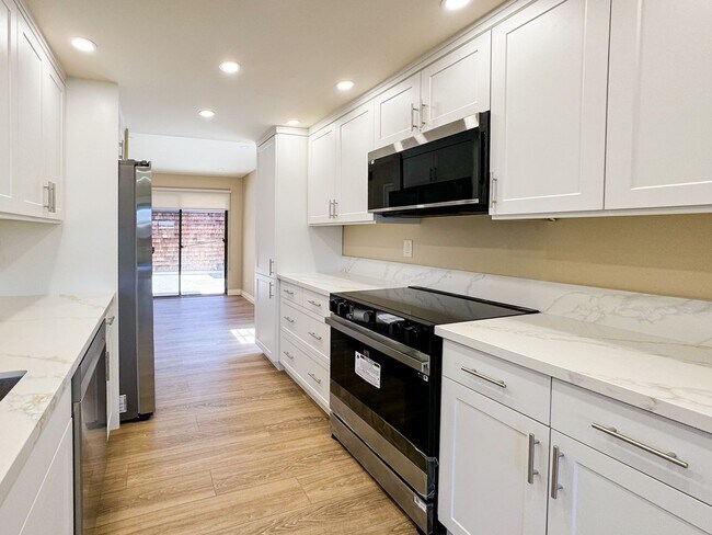 Building Photo - Luxurious Coastal Living: Fully Remodeled 3-Bed, 3.5-Bath with Ocean Views in Sea Point