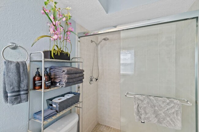 Building Photo - 2424 NE 9th St