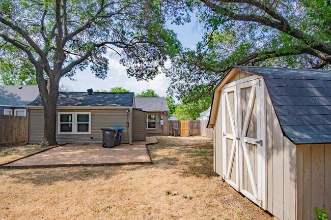 Building Photo - Updated West Fort Worth home with large yard for entertaining