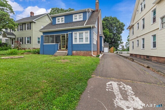 Building Photo - 653 Forest Rd